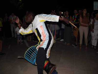 �Abbiamo il ritmo nel sangue�, afferma sicuro l�artista 58enne Ibou Mboye, nato a Dakar ma �barese� da ben 33 anni, protagonista dell�ultima celebrazione della festa dell'indipendenza senegalese all'Officina degli esordi a Bari